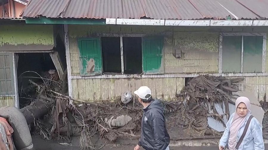 Gambar udara yang diambil dan dirilis Badan Nasional Penanggulangan Bencana (BNPB) pada 12 Mei 2024 ini menunjukkan kawasan yang rusak akibat banjir bandang dan aliran lahar dingin dari gunung berapi di Tanah Datar, Sumatera Barat (Photo by Handout / INDONESIA DISASTER MITIGATION AGENCY / AFP)