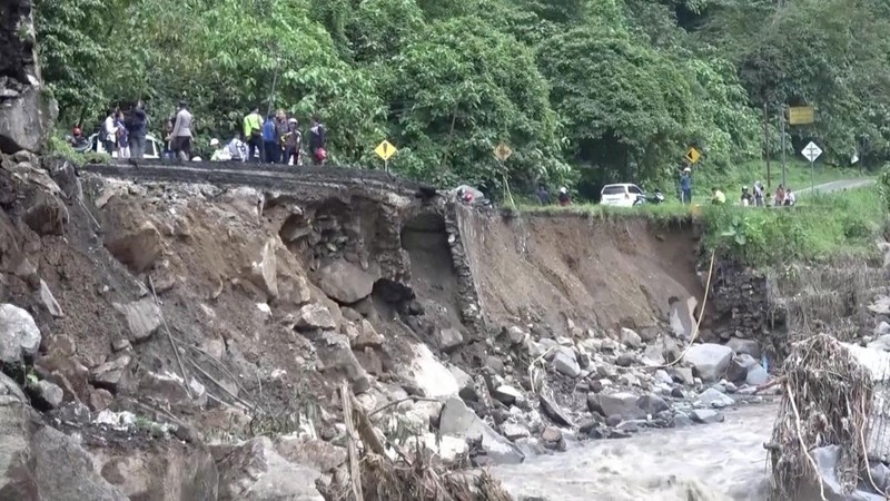 Gambar udara yang diambil dan dirilis Badan Nasional Penanggulangan Bencana (BNPB) pada 12 Mei 2024 ini menunjukkan kawasan yang rusak akibat banjir bandang dan aliran lahar dingin dari gunung berapi di Tanah Datar, Sumatera Barat (Photo by Handout / INDONESIA DISASTER MITIGATION AGENCY / AFP)