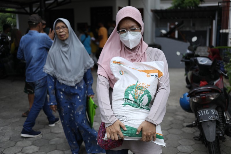 Bantuan pangan beras atau bansos beras di kawasan Jakarta, Senin (13/5/2024). (CNBC Indonesia/Tri Susilo) Bantuan pangan beras atau bansos beras di kawasan Jakarta, Senin (13/5/2024). (CNBC Indonesia/Tri Susilo)