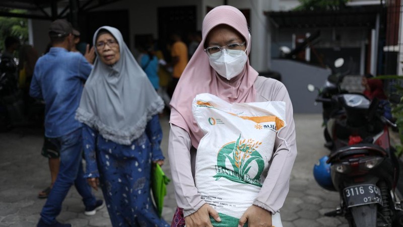 Bantuan pangan beras atau bansos beras di kawasan Jakarta, Senin (13/5/2024). (CNBC Indonesia/Tri Susilo)