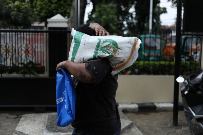 Bantuan pangan beras atau bansos beras di kawasan Jakarta, Senin (13/5/2024). (CNBC Indonesia/Tri Susilo) Bantuan pangan beras atau bansos beras di kawasan Jakarta, Senin (13/5/2024). (CNBC Indonesia/Tri Susilo)