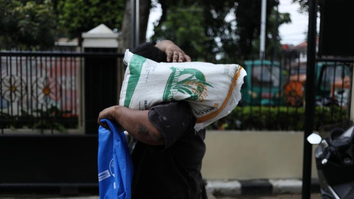 Bantuan pangan beras atau bansos beras di kawasan Jakarta, Senin (13/5/2024). (CNBC Indonesia/Tri Susilo)