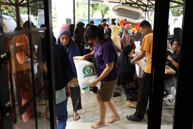 Bantuan pangan beras atau bansos beras di kawasan Jakarta, Senin (13/5/2024). (CNBC Indonesia/Tri Susilo) Bantuan pangan beras atau bansos beras di kawasan Jakarta, Senin (13/5/2024). (CNBC Indonesia/Tri Susilo)