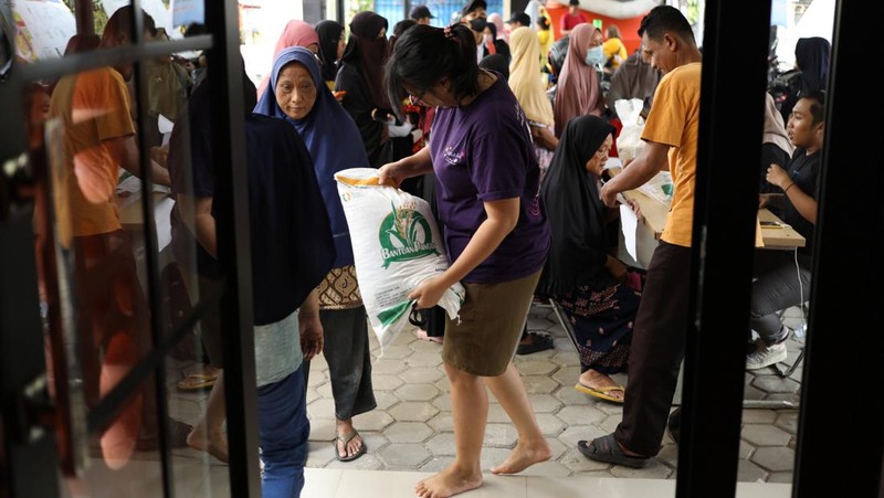 Bantuan pangan beras atau bansos beras di kawasan Jakarta, Senin (13/5/2024). (CNBC Indonesia/Tri Susilo)