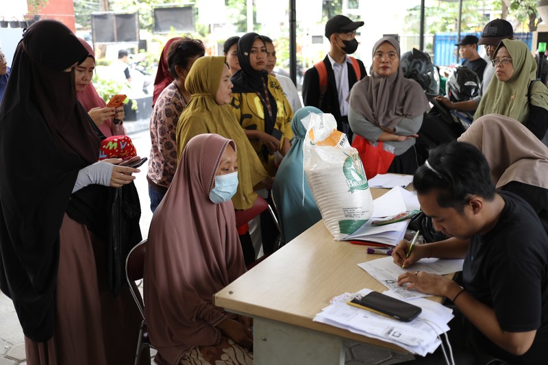 Bantuan pangan beras atau bansos beras di kawasan Jakarta, Senin (13/5/2024). (CNBC Indonesia/Tri Susilo) Bantuan pangan beras atau bansos beras di kawasan Jakarta, Senin (13/5/2024). (CNBC Indonesia/Tri Susilo)