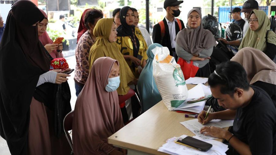 Bantuan pangan beras atau bansos beras di kawasan Jakarta, Senin (13/5/2024). (CNBC Indonesia/Tri Susilo)