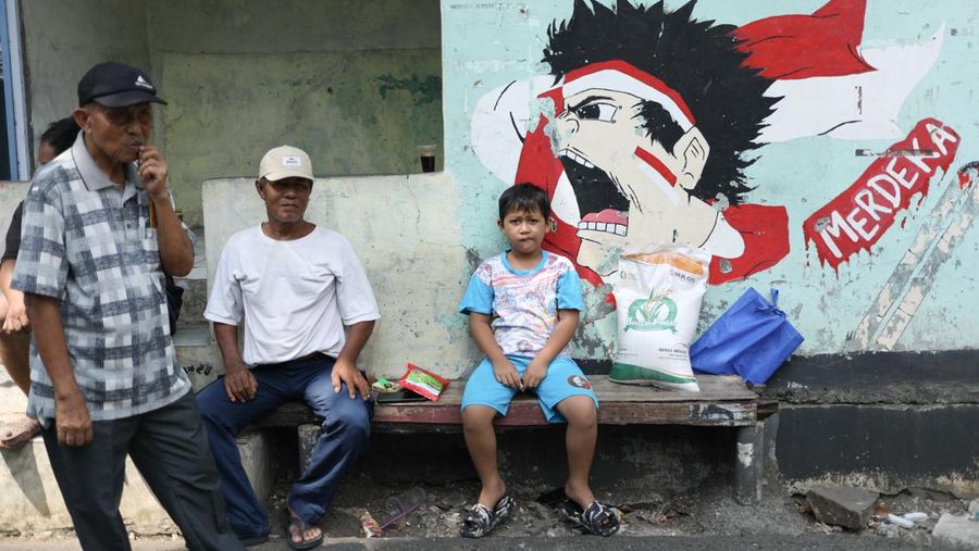 Bantuan pangan beras atau bansos beras di kawasan Jakarta, Senin (13/5/2024). (CNBC Indonesia/Tri Susilo)