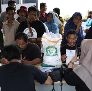 Intip Potret Warga Jakarta Happy Dapat Bantuan Beras 10 Kilogram