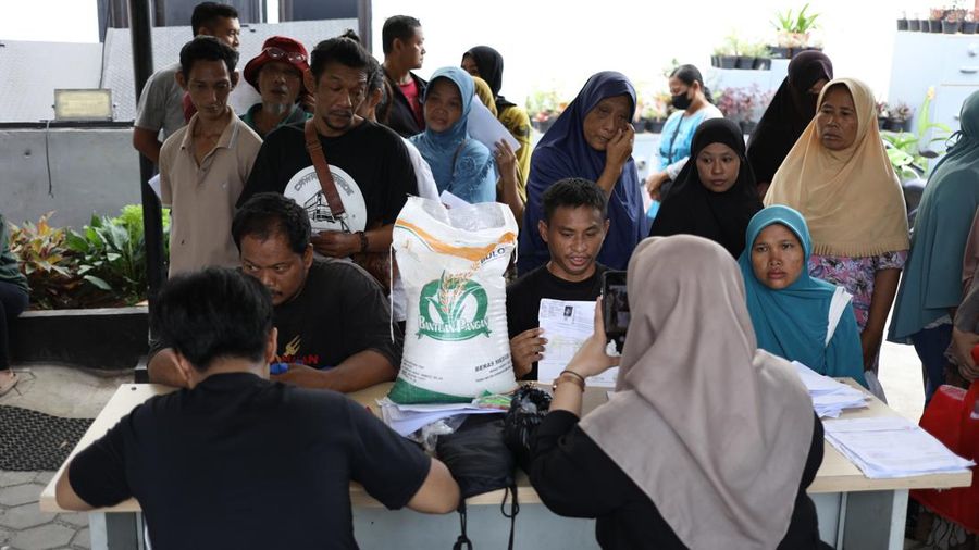 Bantuan pangan beras atau bansos beras di kawasan Jakarta, Senin (13/5/2024). (CNBC Indonesia/Tri Susilo)