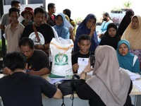 Intip Potret Warga Jakarta Happy Dapat Bantuan Beras 10 Kilogram