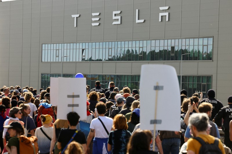 Demonstran memprotes perluasan Tesla Gigafactory, di Gruenheide dekat Berlin, Jerman, 11 Mei 2024. Demonstran memprotes perluasan Tesla Gigafactory, di Gruenheide dekat Berlin, Jerman, 11 Mei 2024. (REUTERS/Christian Mang)