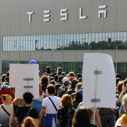 Elon Musk Banting Setir Contek Gojek dan Grab