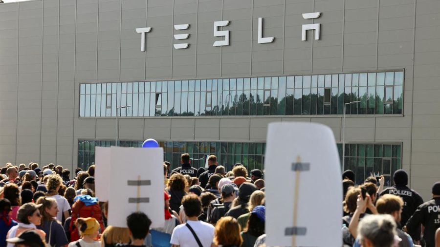 Demonstran memprotes perluasan Tesla Gigafactory, di Gruenheide dekat Berlin, Jerman, 11 Mei 2024. (REUTERS/Christian Mang)