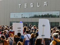 Tesla Ambruk, Ini Alasan Mobil Listrik Tak Laku