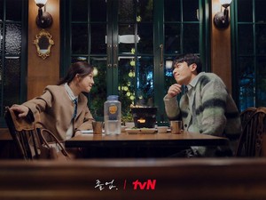 Kisah Manis Guru dan Mantan Murid Pembuat Onar di Midnight Romance in Hagwon