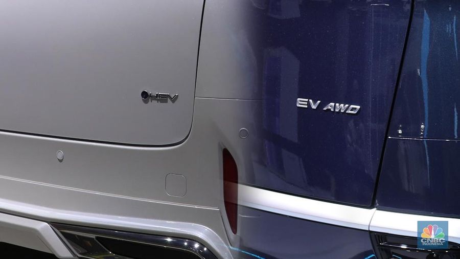 Foto Kolase Hybrid Toyota dan EV BYD. (վ/Tri Susilo dan վ/Faisal Rahman)