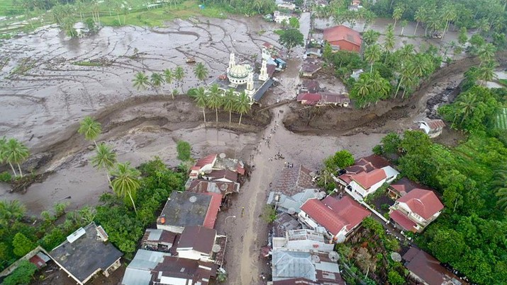 Gambar udara yang diambil dan dirilis Badan Nasional Penanggulangan Bencana (BNPB) pada 12 Mei 2024 ini menunjukkan kawasan yang rusak akibat banjir bandang dan aliran lahar dingin dari gunung berapi di Tanah Datar, Sumatera Barat (Photo by Handout / INDONESIA DISASTER MITIGATION AGENCY / AFP)