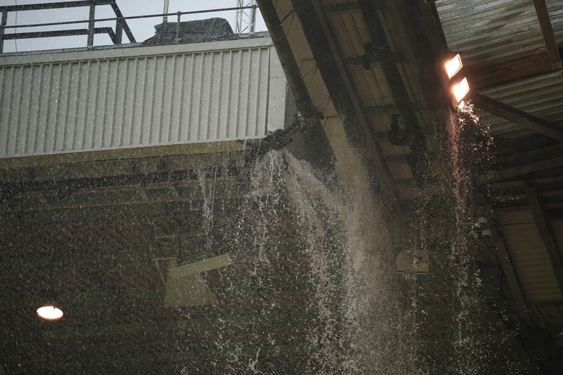 Hujan turun dari atap stadion Old Trafford usai pertandingan sepak bola Liga Inggris antara Manchester United dan Arsenal, di Manchester, Inggris, Minggu, 12 Mei 2024. Arsenal menang 1-0. (AP Photo/Dave Thompson)
