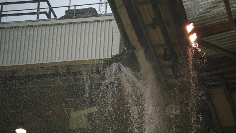 Hujan turun dari atap stadion Old Trafford usai pertandingan sepak bola Liga Inggris antara Manchester United dan Arsenal, di Manchester, Inggris, Minggu, 12 Mei 2024. Arsenal menang 1-0. (AP Photo/Dave Thompson)