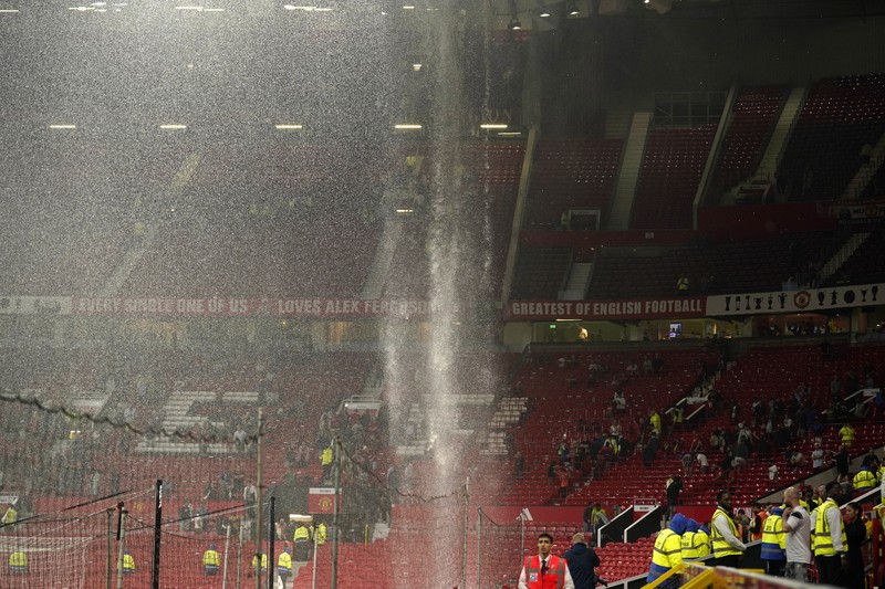 Hujan turun dari atap stadion Old Trafford usai pertandingan sepak bola Liga Inggris antara Manchester United dan Arsenal, di Manchester, Inggris, Minggu, 12 Mei 2024. Arsenal menang 1-0. (AP Photo/Dave Thompson)