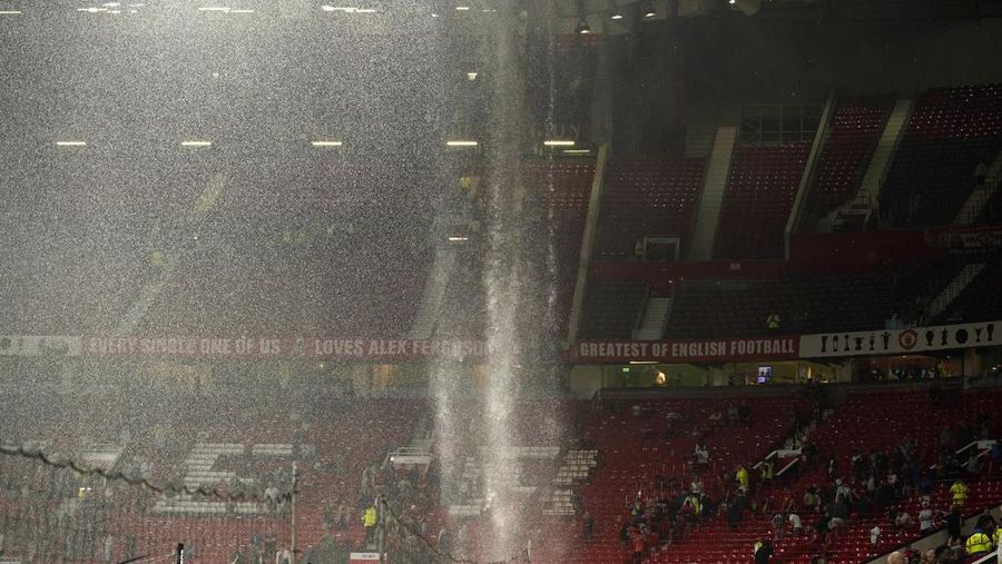 Hujan turun dari atap stadion Old Trafford usai pertandingan sepak bola Liga Inggris antara Manchester United dan Arsenal, di Manchester, Inggris, Minggu, 12 Mei 2024. Arsenal menang 1-0. (AP Photo/Dave Thompson)