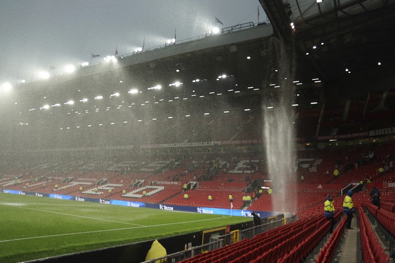 Hujan turun dari atap stadion Old Trafford usai pertandingan sepak bola Liga Inggris antara Manchester United dan Arsenal, di Manchester, Inggris, Minggu, 12 Mei 2024. Arsenal menang 1-0. (AP Photo/Dave Thompson)