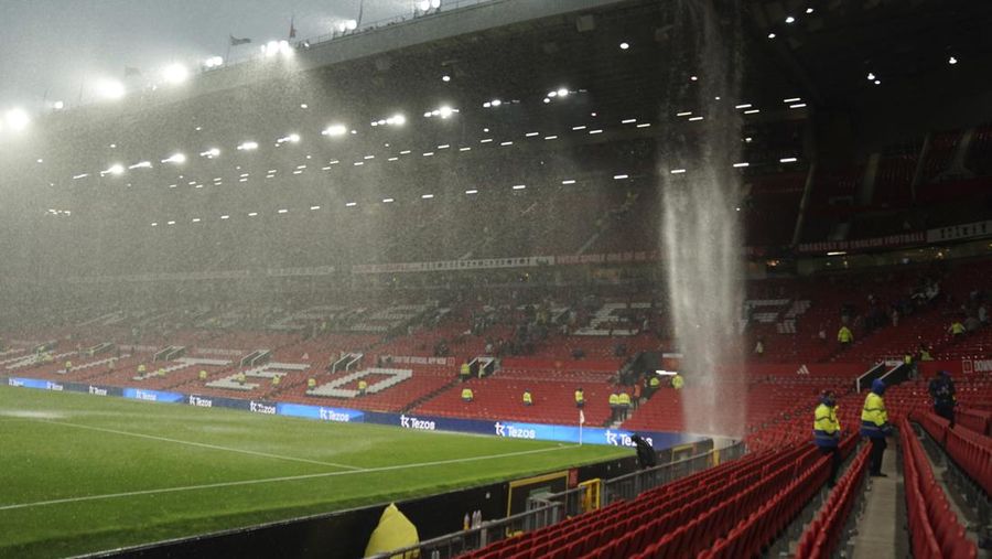 Hujan turun dari atap stadion Old Trafford usai pertandingan sepak bola Liga Inggris antara Manchester United dan Arsenal, di Manchester, Inggris, Minggu, 12 Mei 2024. Arsenal menang 1-0. (AP Photo/Dave Thompson)
