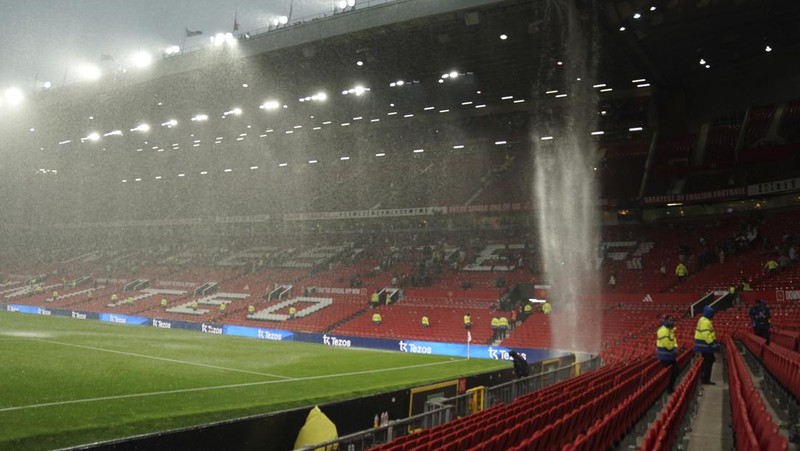 Hujan turun dari atap stadion Old Trafford usai pertandingan sepak bola Liga Inggris antara Manchester United dan Arsenal, di Manchester, Inggris, Minggu, 12 Mei 2024. Arsenal menang 1-0. (AP Photo/Dave Thompson)
