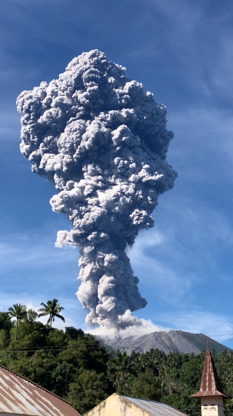 INDONESIA-VOLCANO/ A column of ash rises over the Gunung Ibu (Mount Ibu) volcano, in Tabaru, North Maluku province, Indonesia May 13, 2024 in this screen grab obtained from social media video. Fhe Booroto/via REUTERS THIS IMAGE HAS BEEN SUPPLIED BY A THIRD PARTY. MANDATORY CREDIT. NO RESALES. NO ARCHIVES.