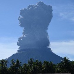 Status Siaga, Hindari 5 KM dari Pusat Erupsi Gunung Ibu Maluku Utara