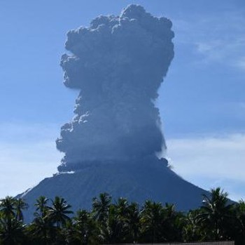 Penampakan Erupsi Gunung Ibu di Halmahera, Muntahkan Abu Vulkanik 5 KM