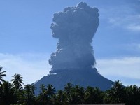 Penampakan Erupsi Gunung Ibu di Halmahera, Muntahkan Abu Vulkanik 5 KM