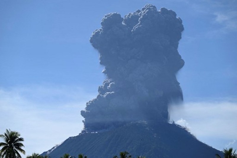 INDONESIA-VOLCANO/ A column of ash rises over the Gunung Ibu (Mount Ibu) volcano, in Tabaru, North Maluku province, Indonesia May 13, 2024 in this screen grab obtained from social media video. Fhe Booroto/via REUTERS THIS IMAGE HAS BEEN SUPPLIED BY A THIRD PARTY. MANDATORY CREDIT. NO RESALES. NO ARCHIVES.