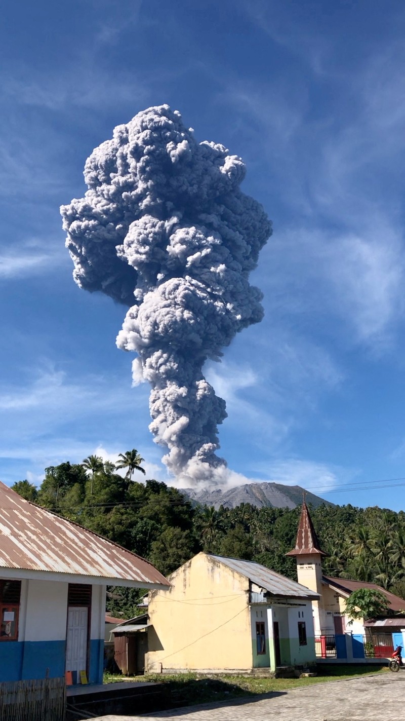 INDONESIA-VOLCANO/ A column of ash rises over the Gunung Ibu (Mount Ibu) volcano, in Tabaru, North Maluku province, Indonesia May 13, 2024 in this screen grab obtained from social media video. Fhe Booroto/via REUTERS THIS IMAGE HAS BEEN SUPPLIED BY A THIRD PARTY. MANDATORY CREDIT. NO RESALES. NO ARCHIVES.