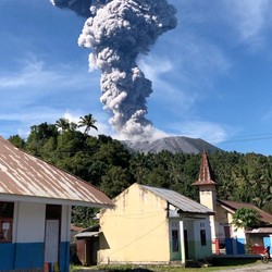 Erupsi Gunung Ibu Naik ke Level IV Awas, 263 Warga Mengungsi!