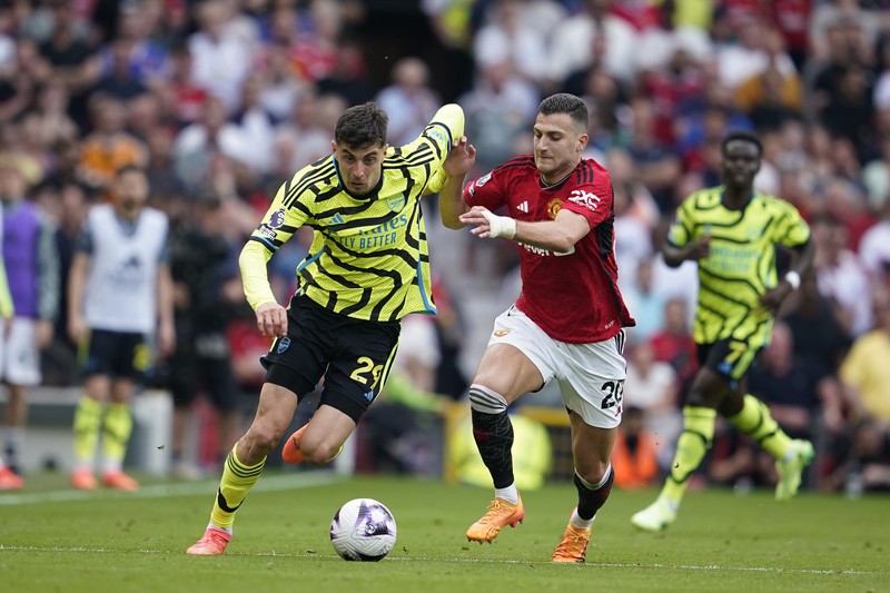 Hujan turun dari atap stadion Old Trafford usai pertandingan sepak bola Liga Inggris antara Manchester United dan Arsenal, di Manchester, Inggris, Minggu, 12 Mei 2024. Arsenal menang 1-0. (AP Photo/Dave Thompson)