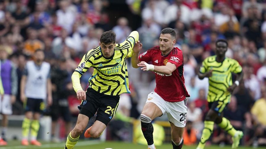 Hujan turun dari atap stadion Old Trafford usai pertandingan sepak bola Liga Inggris antara Manchester United dan Arsenal, di Manchester, Inggris, Minggu, 12 Mei 2024. Arsenal menang 1-0. (AP Photo/Dave Thompson)