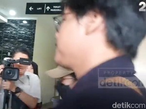 Karina Ranau Datang Menjenguk Epy Kusnandar