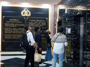 Kenakan Topi dan Masker, Karina Ranau Jenguk Epy Kusnandar