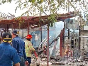 Petugas Damkar Ditabrak Mobil Pemadam Tangani Kebakaran