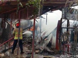 Belasan Kios di Pasar Loak Kota Tegal Terbakar