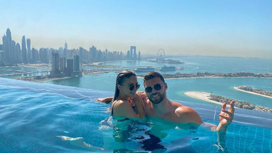 Kolam berenang Infinity Pool di Dubai. (Youtube Matt & Summer)