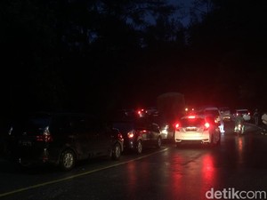 Longsor Landa Sitinjau Lauik Padang, 1 Orang Kritis-Akses Jalan Tertutup