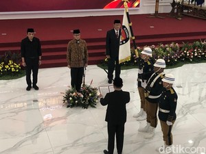 Hasyim Asyari Lantik 5 Anggota KPU Kota Padang