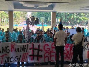 Mahasiswa UNS Gelar Aksi di Rektorat, Minta Penghapusan UKT Kelompok 9
