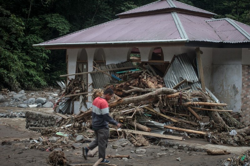 Gambar udara yang diambil dan dirilis Badan Nasional Penanggulangan Bencana (BNPB) pada 12 Mei 2024 ini menunjukkan kawasan yang rusak akibat banjir bandang dan aliran lahar dingin dari gunung berapi di Tanah Datar, Sumatera Barat Gambar udara yang diambil dan dirilis Badan Nasional Penanggulangan Bencana (BNPB) pada 12 Mei 2024 ini menunjukkan kawasan yang rusak akibat banjir bandang dan aliran lahar dingin dari gunung berapi di Tanah Datar, Sumatera Barat (Photo by Handout / INDONESIA DISASTER MITIGATION AGENCY / AFP)