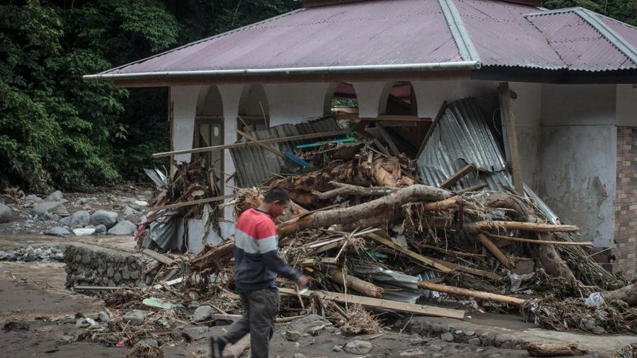Gambar udara yang diambil dan dirilis Badan Nasional Penanggulangan Bencana (BNPB) pada 12 Mei 2024 ini menunjukkan kawasan yang rusak akibat banjir bandang dan aliran lahar dingin dari gunung berapi di Tanah Datar, Sumatera Barat (Photo by Handout / INDONESIA DISASTER MITIGATION AGENCY / AFP)