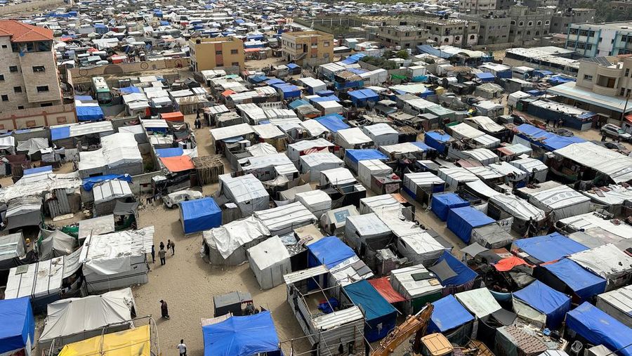 Pengungsi Palestina, yang meninggalkan rumah mereka akibat serangan Israel, berlindung di tenda kamp, ​​di tengah konflik yang sedang berlangsung antara Israel dan kelompok Islam Palestina Hamas, di Deir Al-Balah di Jalur Gaza tengah, 11 Mei 2024. (REUTERS/Doaa Rouqa)