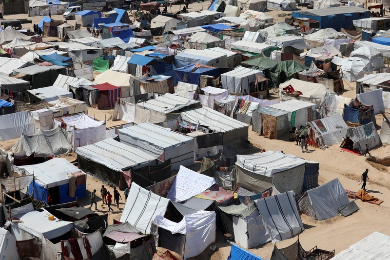 Warga Palestina, termasuk pengungsi, berdesakan di Deir Al-Balah ketika orang-orang terus meninggalkan Rafah akibat operasi darat Israel, di Jalur Gaza tengah, 12 Mei 2024. Warga Palestina, termasuk pengungsi, berdesakan di Deir Al-Balah ketika orang-orang terus meninggalkan Rafah akibat operasi darat Israel, di Jalur Gaza tengah, 12 Mei 2024. (REUTERS/Ramadan Abed)