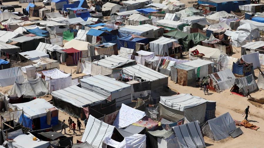 Warga Palestina, termasuk pengungsi, berdesakan di Deir Al-Balah ketika orang-orang terus meninggalkan Rafah akibat operasi darat Israel, di Jalur Gaza tengah, 12 Mei 2024. (REUTERS/Ramadan Abed)